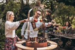 MOESTA-BBQ Bandit FirePlace Set Inkl. Ablagebrett Bambus Und Asado Grill -Brunner Grillen Geschaft 2022 09 20 moesta bandit und wm shooting 383 ret