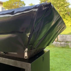 Abdeckhaube BlackBull BIGQUBE M, Schwarz -Brunner Grillen Geschaft abdeckplane bigqube seitlich 510x510 1