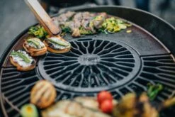 IGNIUM TARAN Classic -Brunner Grillen Geschaft jpeg taran classic holzkohlegrill mit gussplatte nahaufnahme 4 seitlich hersteller ignium