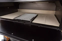 Der Merklinger 1200 Holzofen Standard -Brunner Grillen Geschaft merklinger holzbackofen grill pizzaofen brotbackofen 1200 vorne tuere auf zoom 2 jpg