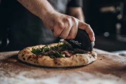 MOESTA-BBQ PizzaSchneider – PizzaCut -Brunner Grillen Geschaft pizzacut anwendung 1200x800x72dpi 191puxxz8sllufmx