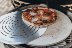 MOESTA-BBQ Pizzaschieber Gelocht -Brunner Grillen Geschaft pizzaschieber blacksteel anwendung 1200x800x72dpi 1