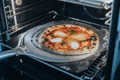 MOESTA-BBQ Pizzaschieber Gelocht -Brunner Grillen Geschaft pizzaschieber blacksteel anwendung 1200x800x72dpi 2