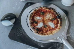 MOESTA-BBQ Pizzaschieber Gelocht -Brunner Grillen Geschaft pizzaschieber blacksteel anwendung 1200x800x72dpi 4