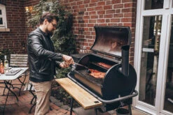 MOESTA-BBQ Sheriff Pelletgrill Inkl. Ablagebrett Bambus Und Halterungen -Brunner Grillen Geschaft sheriff mit rippchen anwendung 1200x800x72dpi 200 ret